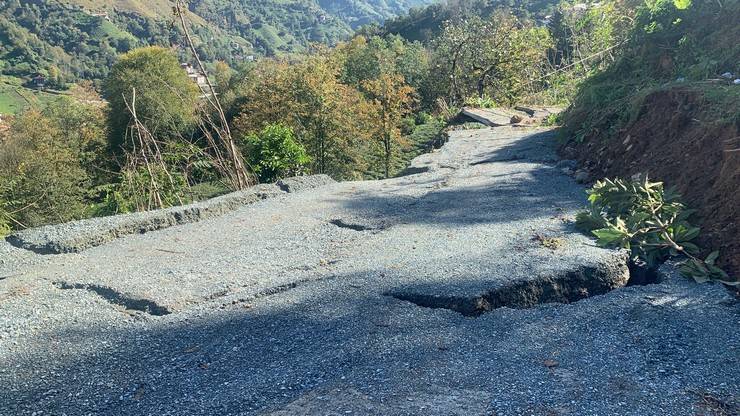 Rize'de sağanak sonrası çamurlu su nedeniyle denizin rengi değişti 8