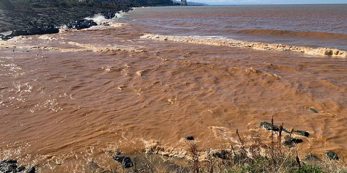 Rize'de sağanak sonrası çamurlu su nedeniyle denizin rengi değişti