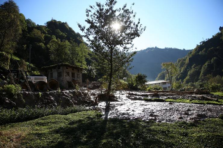 Rize’de sel ve heyelan gitti, çamur kaldı 10