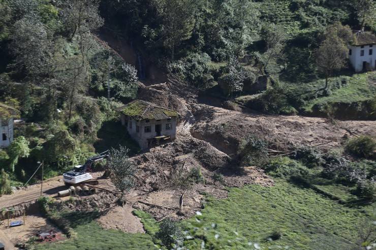 Rize’de sel ve heyelan gitti, çamur kaldı 12