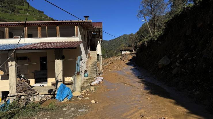 Rize’de sel ve heyelan gitti, çamur kaldı 15