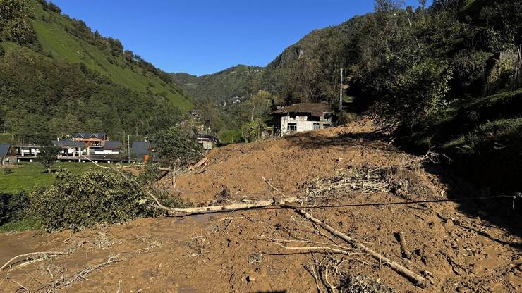 Rize’de sel ve heyelan gitti, çamur kaldı 17