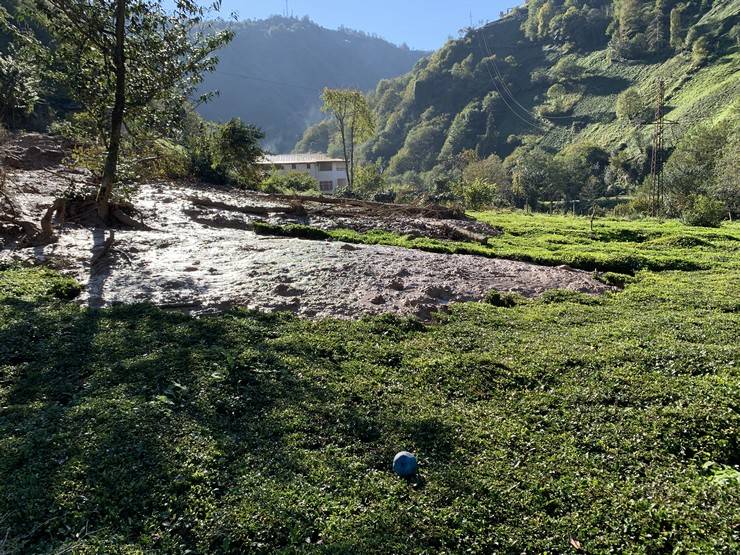 Rize’de sel ve heyelan gitti, çamur kaldı 2