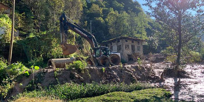 Rize’de sel ve heyelan gitti, çamur kaldı