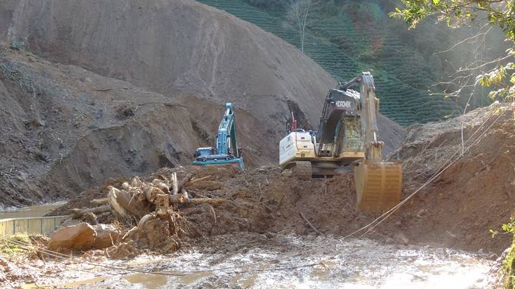 İçişleri Bakan Yardımcısı Karaloğlu, Rize'de heyelan yaşanan köyde inceleme yaptı 10