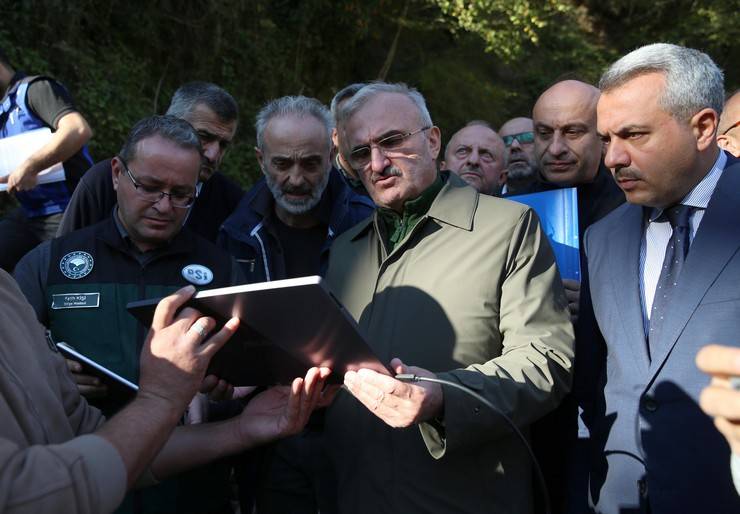 İçişleri Bakan Yardımcısı Karaloğlu, Rize'de heyelan yaşanan köyde inceleme yaptı 11