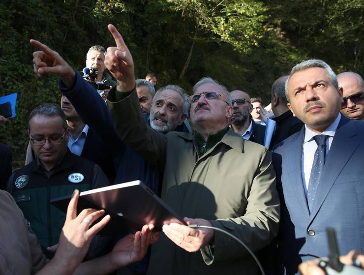 İçişleri Bakan Yardımcısı Karaloğlu, Rize'de heyelan yaşanan köyde inceleme yaptı 12