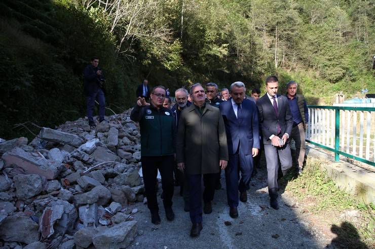 İçişleri Bakan Yardımcısı Karaloğlu, Rize'de heyelan yaşanan köyde inceleme yaptı 13