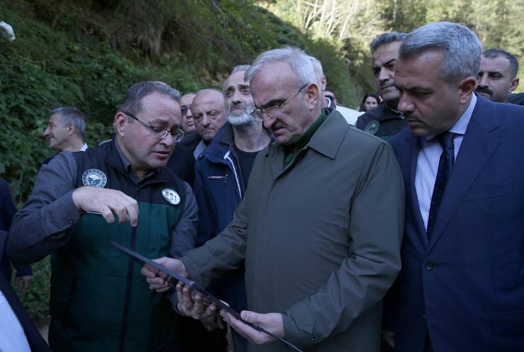 İçişleri Bakan Yardımcısı Karaloğlu, Rize'de heyelan yaşanan köyde inceleme yaptı 14