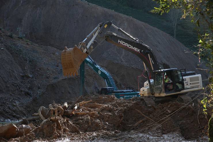 İçişleri Bakan Yardımcısı Karaloğlu, Rize'de heyelan yaşanan köyde inceleme yaptı 18