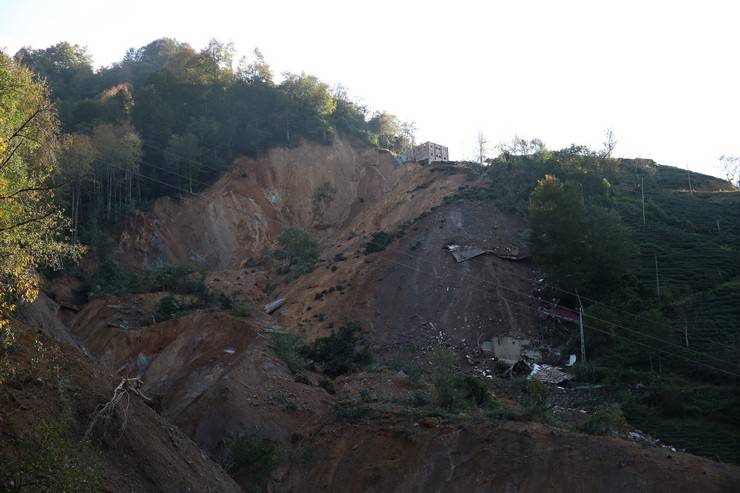 İçişleri Bakan Yardımcısı Karaloğlu, Rize'de heyelan yaşanan köyde inceleme yaptı 19