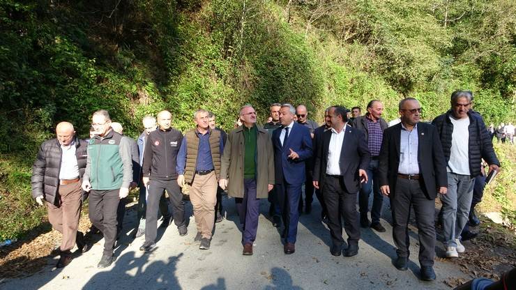 İçişleri Bakan Yardımcısı Karaloğlu, Rize'de heyelan yaşanan köyde inceleme yaptı 2