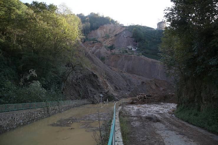 İçişleri Bakan Yardımcısı Karaloğlu, Rize'de heyelan yaşanan köyde inceleme yaptı 20