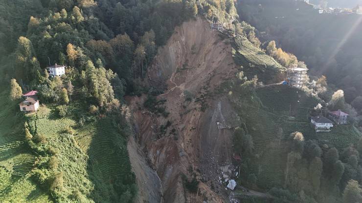 İçişleri Bakan Yardımcısı Karaloğlu, Rize'de heyelan yaşanan köyde inceleme yaptı 21