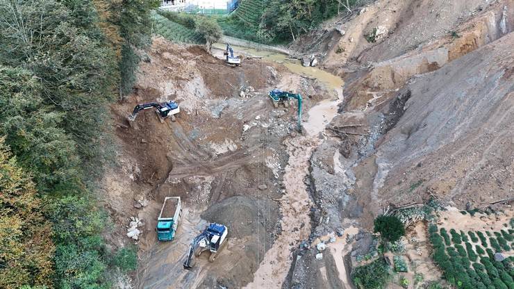 İçişleri Bakan Yardımcısı Karaloğlu, Rize'de heyelan yaşanan köyde inceleme yaptı 22