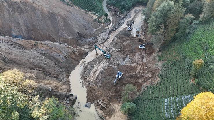 İçişleri Bakan Yardımcısı Karaloğlu, Rize'de heyelan yaşanan köyde inceleme yaptı 23