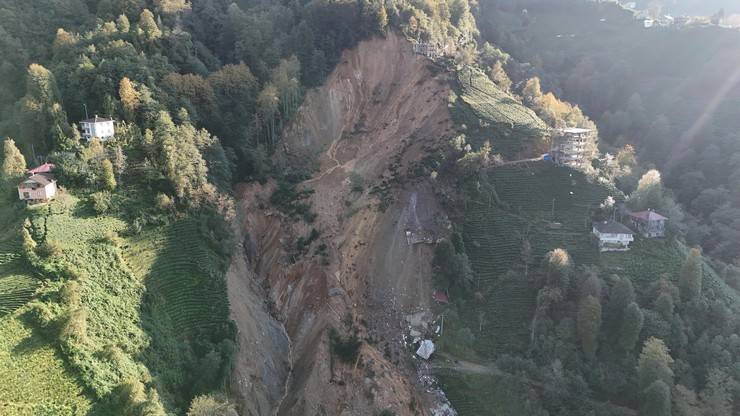 İçişleri Bakan Yardımcısı Karaloğlu, Rize'de heyelan yaşanan köyde inceleme yaptı 24