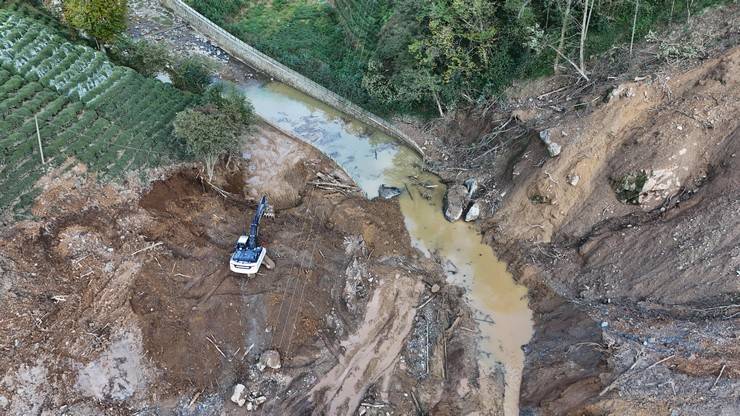 İçişleri Bakan Yardımcısı Karaloğlu, Rize'de heyelan yaşanan köyde inceleme yaptı 25