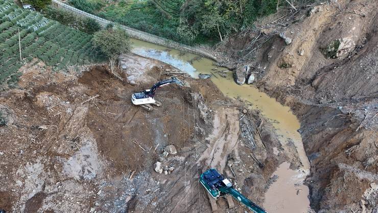 İçişleri Bakan Yardımcısı Karaloğlu, Rize'de heyelan yaşanan köyde inceleme yaptı 26