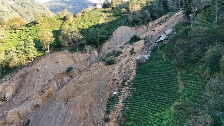 İçişleri Bakan Yardımcısı Karaloğlu, Rize'de heyelan yaşanan köyde inceleme yaptı 27