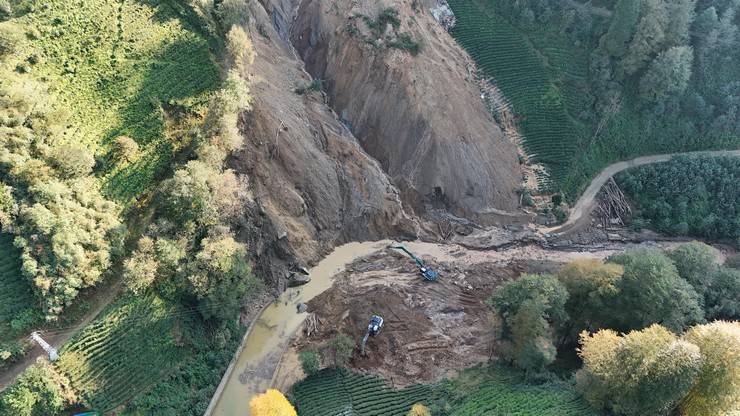 İçişleri Bakan Yardımcısı Karaloğlu, Rize'de heyelan yaşanan köyde inceleme yaptı 5