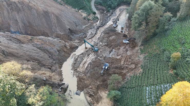 İçişleri Bakan Yardımcısı Karaloğlu, Rize'de heyelan yaşanan köyde inceleme yaptı 6