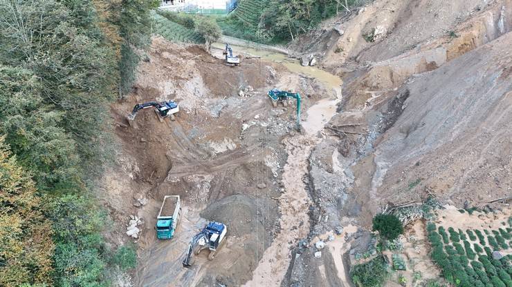 İçişleri Bakan Yardımcısı Karaloğlu, Rize'de heyelan yaşanan köyde inceleme yaptı 7