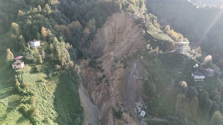 İçişleri Bakan Yardımcısı Karaloğlu, Rize'de heyelan yaşanan köyde inceleme yaptı 8