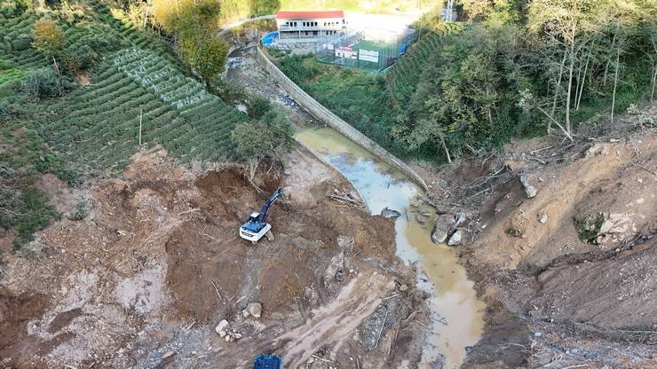 İçişleri Bakan Yardımcısı Karaloğlu, Rize'de heyelan yaşanan köyde inceleme yaptı 9