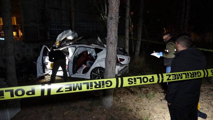 Erzurum'da refüje çarpan otomobil, hastane bahçesine düşüp alev aldı: 3 ölü 1