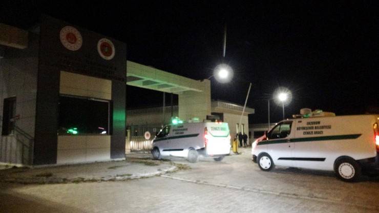 Erzurum'da refüje çarpan otomobil, hastane bahçesine düşüp alev aldı: 3 ölü 5