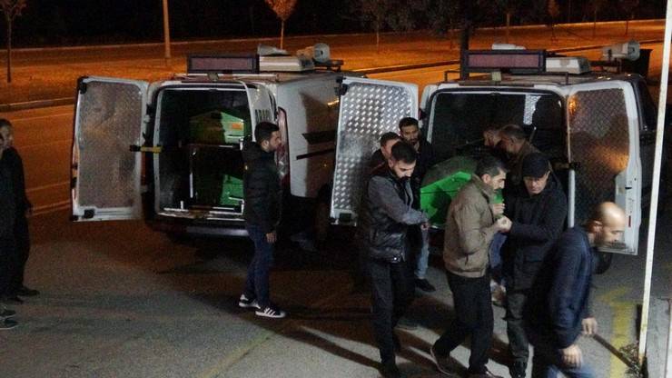 Erzurum'da refüje çarpan otomobil, hastane bahçesine düşüp alev aldı: 3 ölü 7