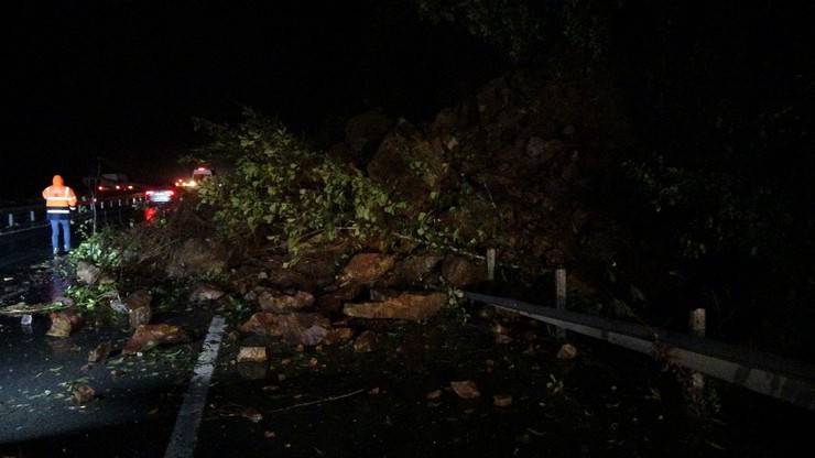 Rize’de heyelan; Karadeniz Sahil Yolu tek yönlü ulaşıma kapandı 3 araçta hasar oluştu 1