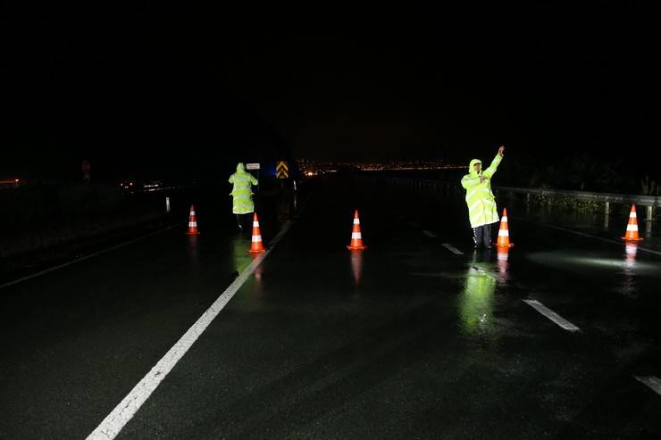 Rize’de heyelan; Karadeniz Sahil Yolu tek yönlü ulaşıma kapandı 3 araçta hasar oluştu 11