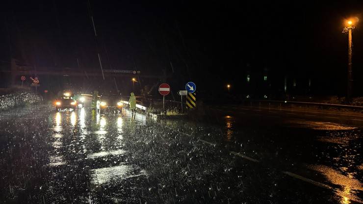 Rize’de heyelan; Karadeniz Sahil Yolu tek yönlü ulaşıma kapandı 3 araçta hasar oluştu 12