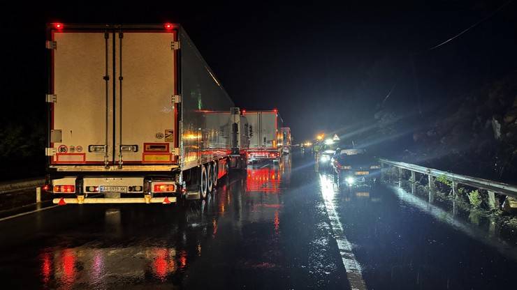 Rize’de heyelan; Karadeniz Sahil Yolu tek yönlü ulaşıma kapandı 3 araçta hasar oluştu 14