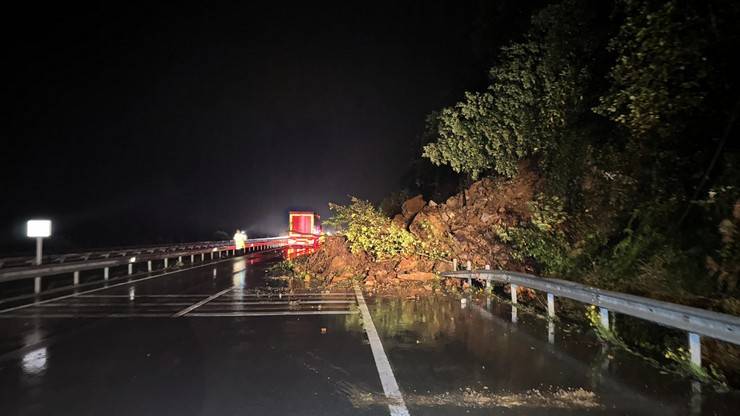 Rize’de heyelan; Karadeniz Sahil Yolu tek yönlü ulaşıma kapandı 3 araçta hasar oluştu 15