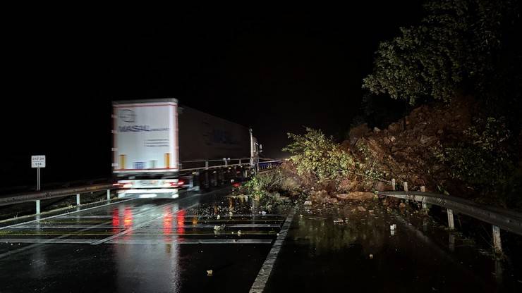 Rize’de heyelan; Karadeniz Sahil Yolu tek yönlü ulaşıma kapandı 3 araçta hasar oluştu 16