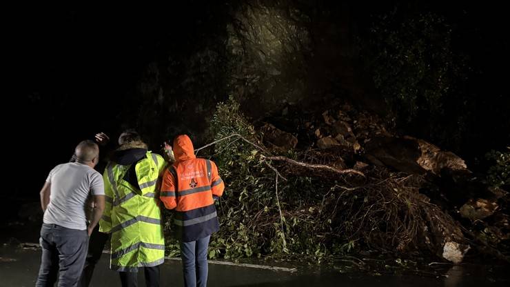 Rize’de heyelan; Karadeniz Sahil Yolu tek yönlü ulaşıma kapandı 3 araçta hasar oluştu 17