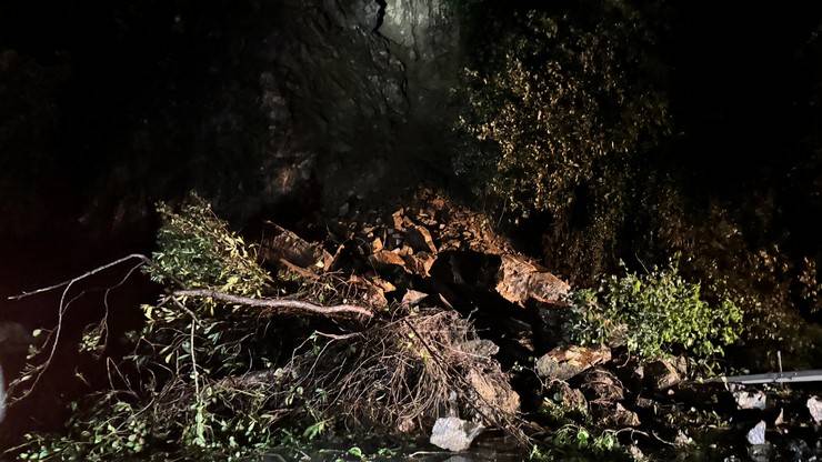 Rize’de heyelan; Karadeniz Sahil Yolu tek yönlü ulaşıma kapandı 3 araçta hasar oluştu 18