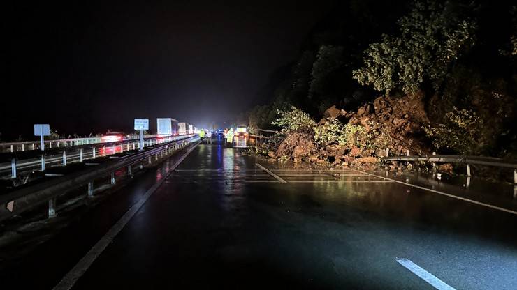 Rize’de heyelan; Karadeniz Sahil Yolu tek yönlü ulaşıma kapandı 3 araçta hasar oluştu 19