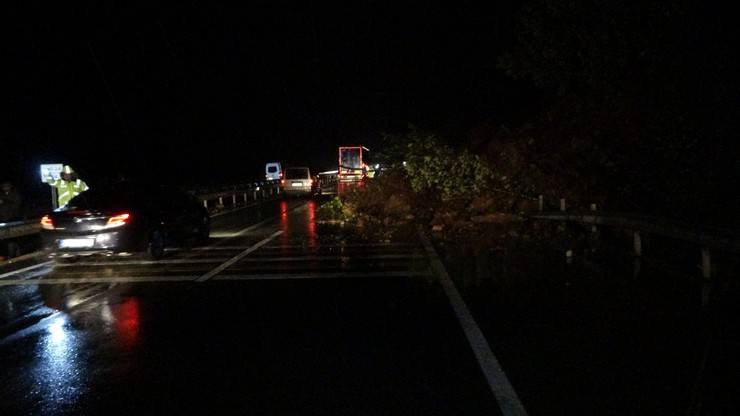 Rize’de heyelan; Karadeniz Sahil Yolu tek yönlü ulaşıma kapandı 3 araçta hasar oluştu 4