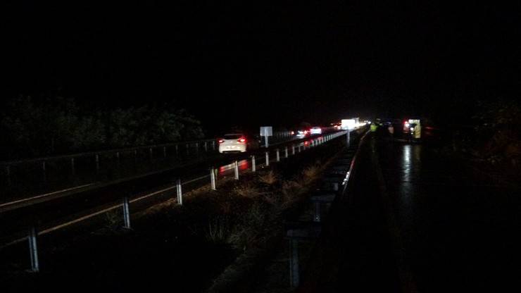 Rize’de heyelan; Karadeniz Sahil Yolu tek yönlü ulaşıma kapandı 3 araçta hasar oluştu 6