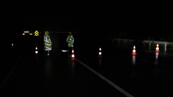 Rize’de heyelan; Karadeniz Sahil Yolu tek yönlü ulaşıma kapandı 3 araçta hasar oluştu 7