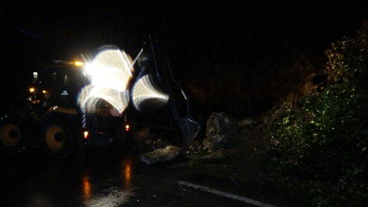 Rize’de heyelan; Karadeniz Sahil Yolu tek yönlü ulaşıma kapandı 3 araçta hasar oluştu 8