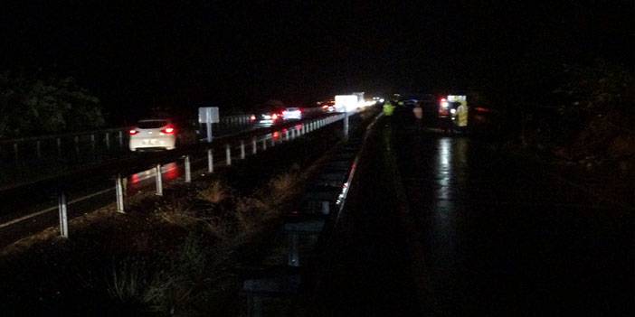 Rize’de heyelan; Karadeniz Sahil Yolu tek yönlü ulaşıma kapandı 3 araçta hasar oluştu