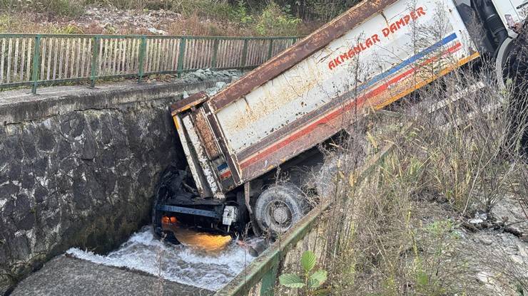 Rize'de kontrolden çıkarak kayan kamyon dereye devrildi 1