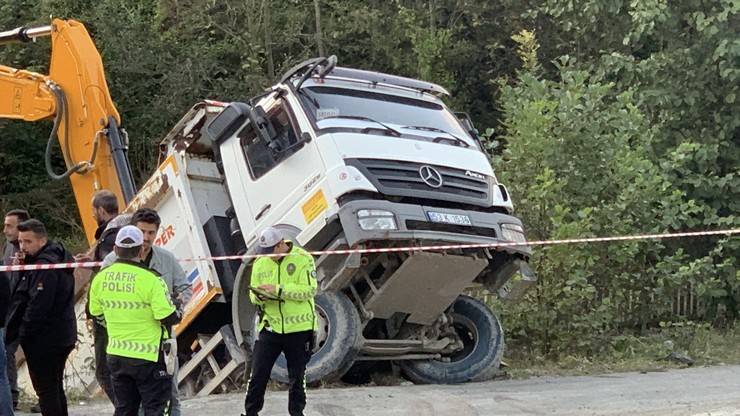 Rize'de kontrolden çıkarak kayan kamyon dereye devrildi 10