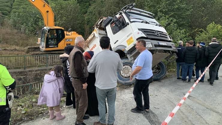 Rize'de kontrolden çıkarak kayan kamyon dereye devrildi 12