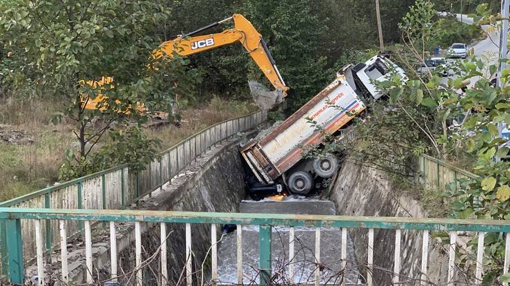 Rize'de kontrolden çıkarak kayan kamyon dereye devrildi 13